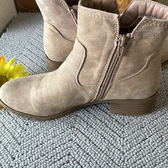 FRYE AND CO. Tan Ankle Booties - Picture 4 of 7